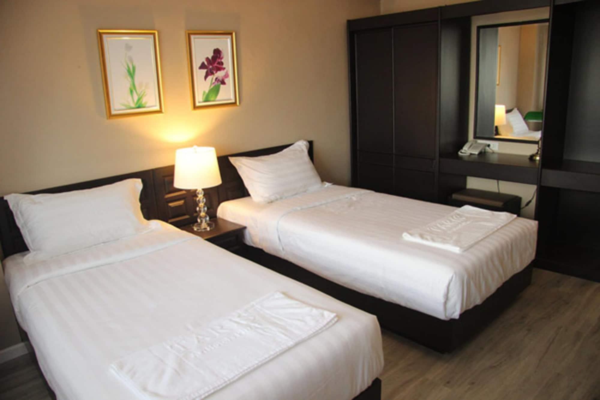 Taris Art Hotel Phrae Exterior photo