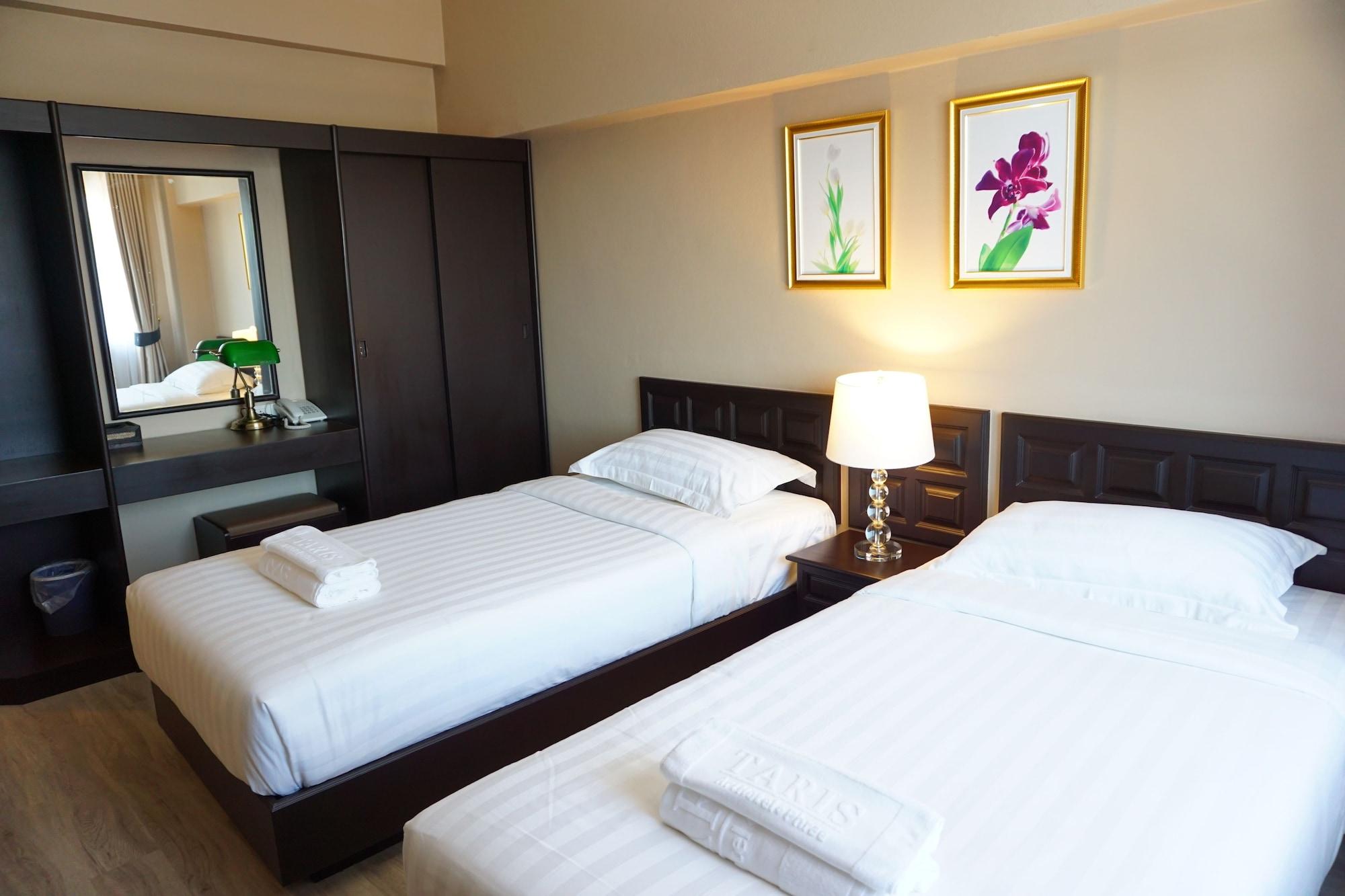 Taris Art Hotel Phrae Exterior photo
