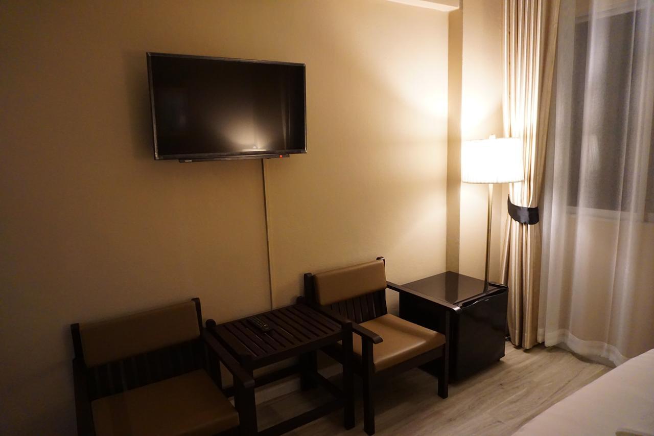 Taris Art Hotel Phrae Exterior photo